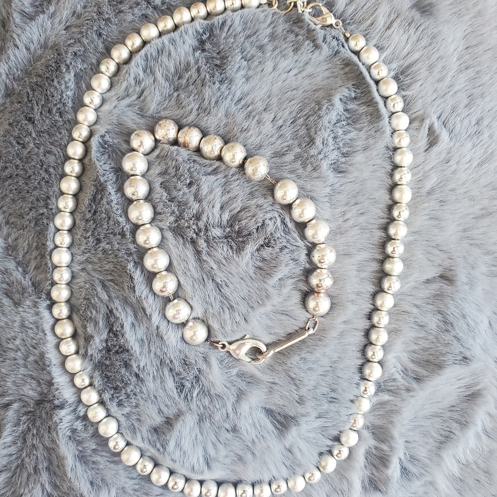 Necklace and bracelet set